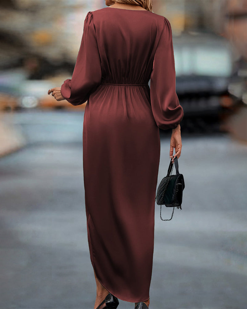 Burgundfarbenes Abendkleid für Damen. Festliches Maxi Wickelkleid mit V-Ausschnitt und langen Ärmeln.