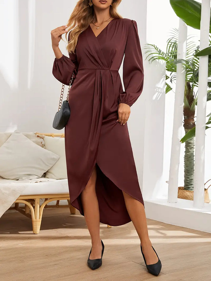 Edles Damenkleid in Burgund. Langärmliges Wickelkleid mit tiefem V-Ausschnitt für besondere Anlässe.