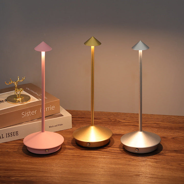 Kabellose LED Tischlampe, modernes Design, wiederaufladbar, dimmbar, stilvoll für Innen- und Außenanwendungen.