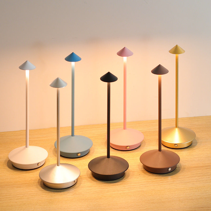 Kabellose LED Tischlampe, modernes Design, wiederaufladbar, dimmbar, stilvoll für Innen- und Außenanwendungen.