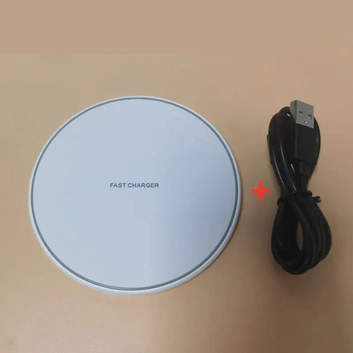Nahaufnahme des kabellosen 30W Schnellladegeräts, das ein Smartphone auflädt.