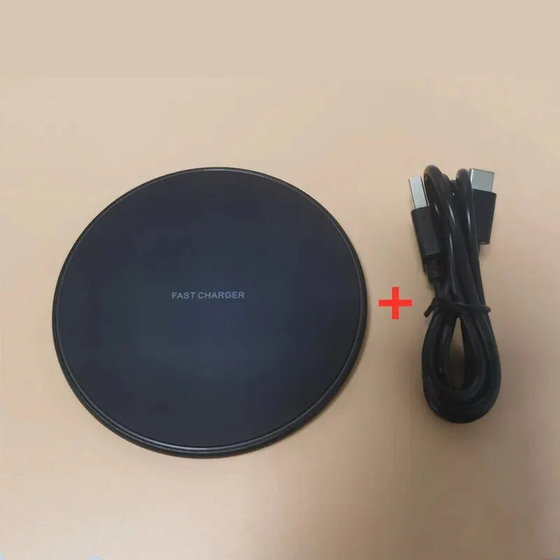 Schlankes und modernes Design des 30W Schnellladegeräts, das auf einem Schreibtisch platziert ist.