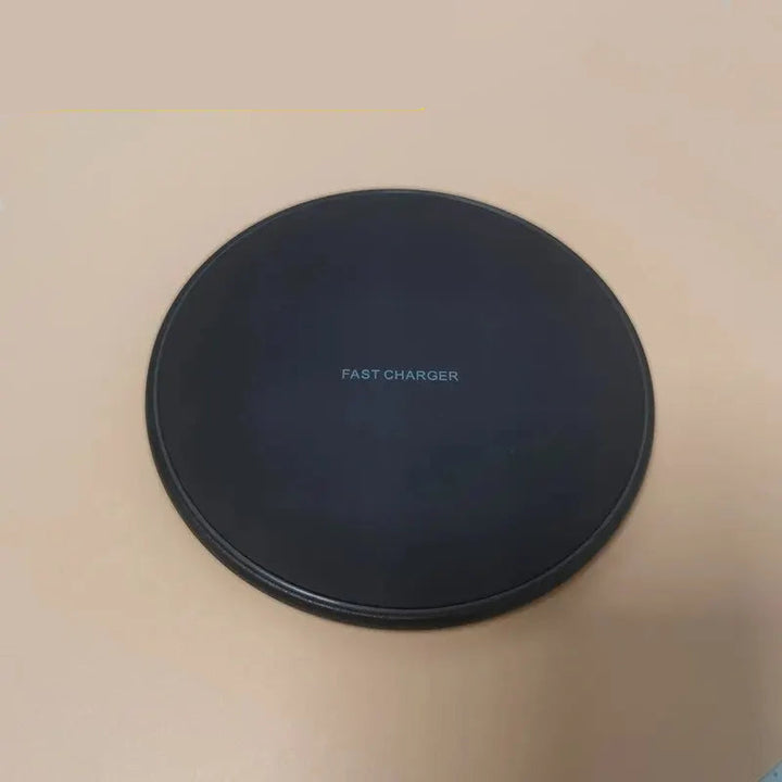 Kabelloses 30W Schnellladegerät in Schwarz, das eine einfache und schnelle Aufladung ermöglicht.