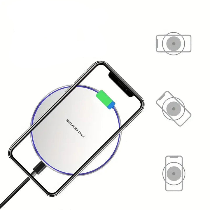 Detailansicht des 30W Induktions-Ladepads, das ein Smartphone schnell und effizient auflädt.