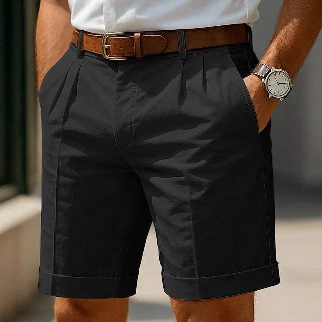 Bequeme Herren-Sommer-Bermuda mit Falten für einen entspannten und doch stilvollen Look.