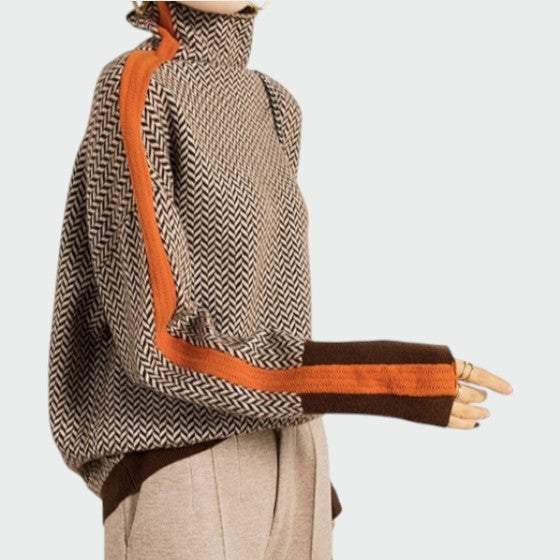 Seitliche Ansicht des gemusterten Damen Strickpullovers in Braun-Orange mit hohem Kragen.