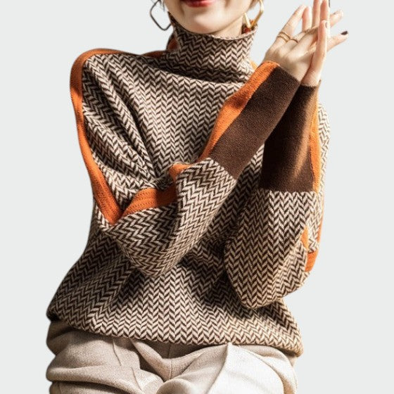 Frau präsentiert den eleganten Rollkragenpullover mit Struktur und Farbakzenten.