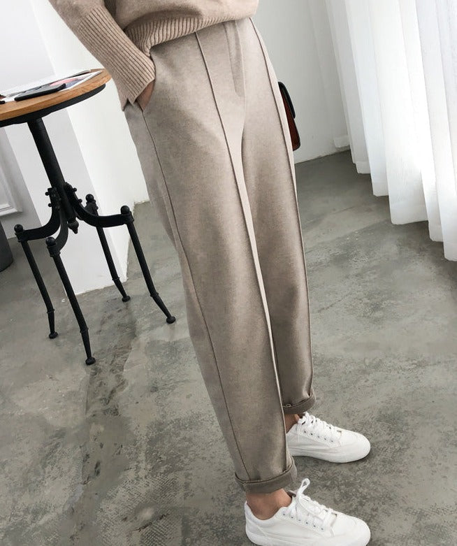 Khaki Damen Winterhose, warm gefüttert. Ideal für kalte Tage und gemütliche Freizeitaktivitäten.