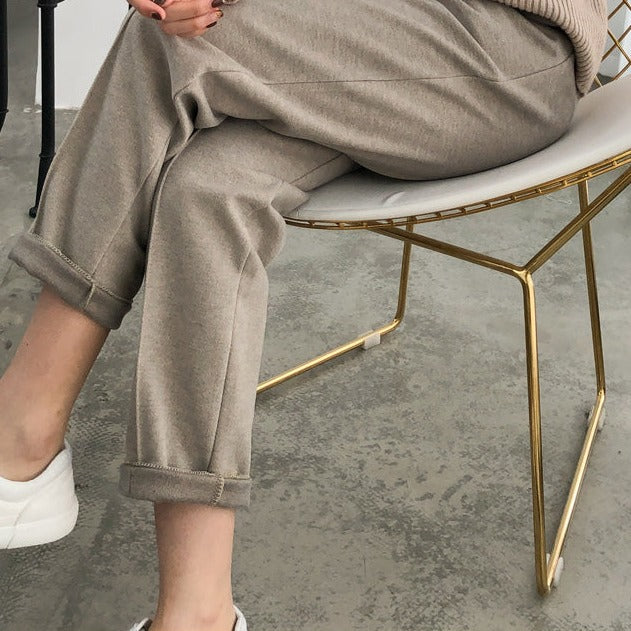 Stilvolle, bequeme Khaki Damenhose für Alltag und Freizeit. Perfekte Wintermode mit hohem Tragekomfort.
