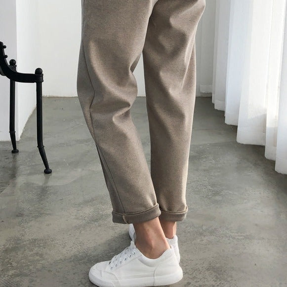 Kuschelig warme Khaki Thermo-Damenhose für den Winter. Komfortabel und casual für jede Gelegenheit.