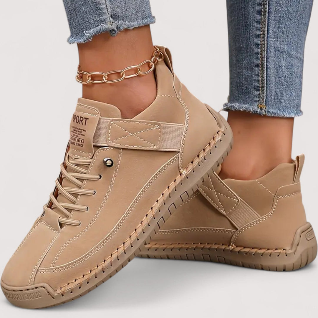 Damen Sneaker in kräftigem Rot, ein Statement für aktive Frauen, die Wert auf Stil und Komfort legen.