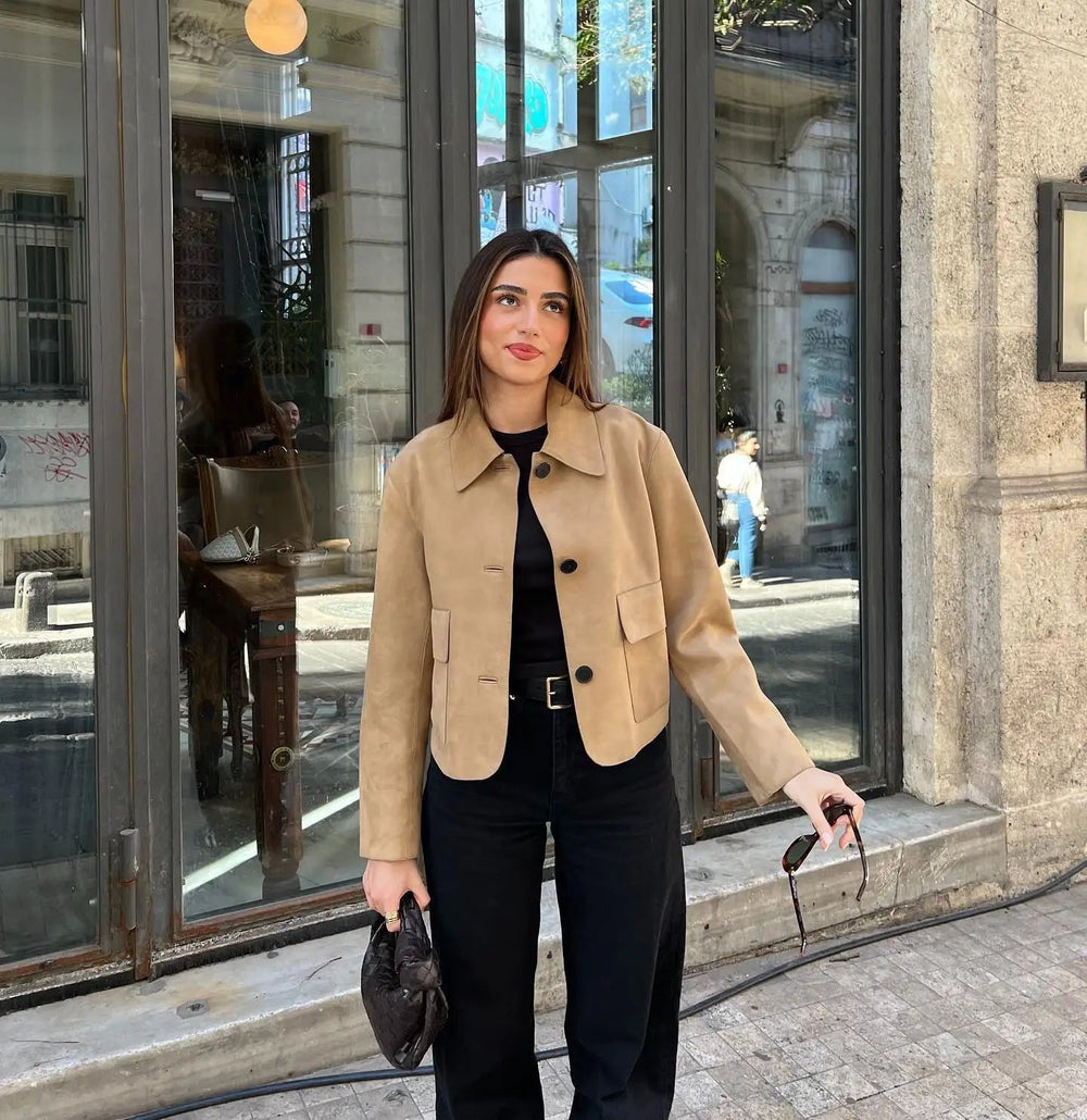 Elegante Damen Kurzjacke in Khaki mit markantem Knopfverschluss und praktischen Vordertaschen.