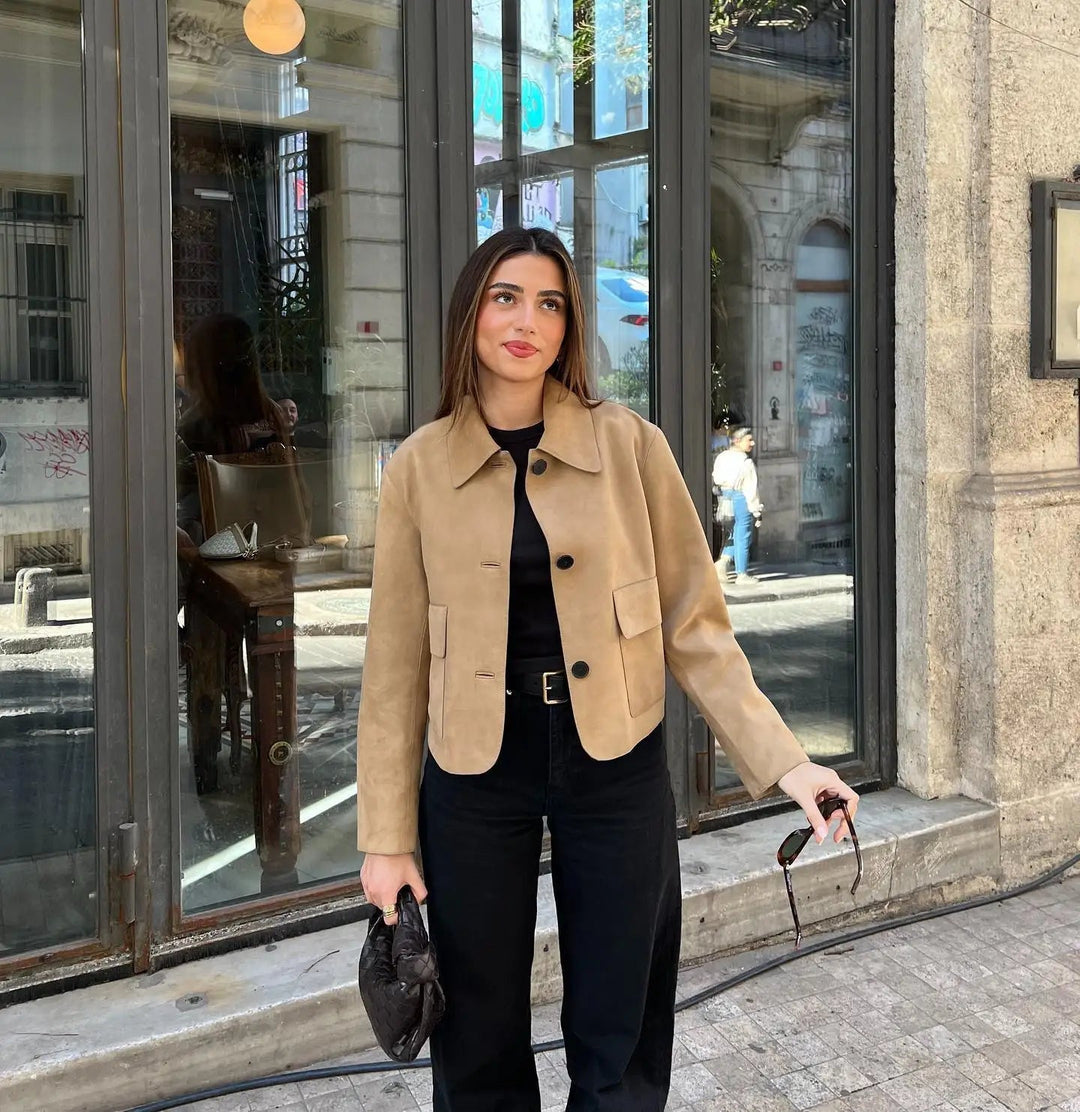 Elegante Damen Kurzjacke in Khaki mit markantem Knopfverschluss und praktischen Vordertaschen.