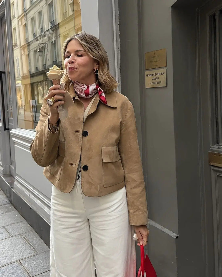 Zeitlose Damen Kurzjacke mit schmeichelnder Passform und Knopfverschluss, perfekt für elegante Alltags-Looks.