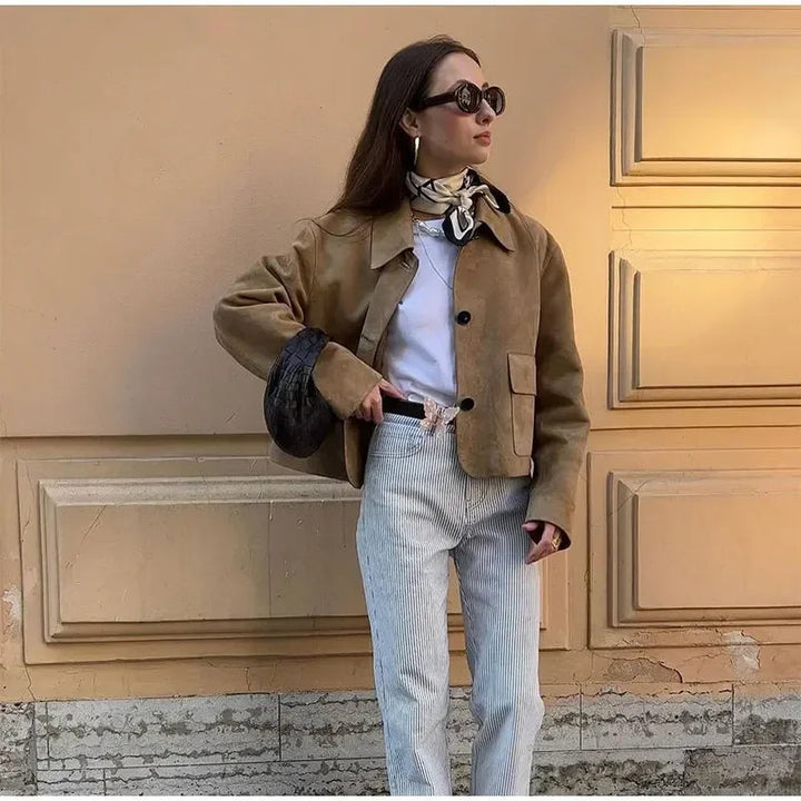 Modische Dame trägt khakifarbene Kurzjacke mit Knopfverschluss, die die elegante Passform und ihren Stil betont.
