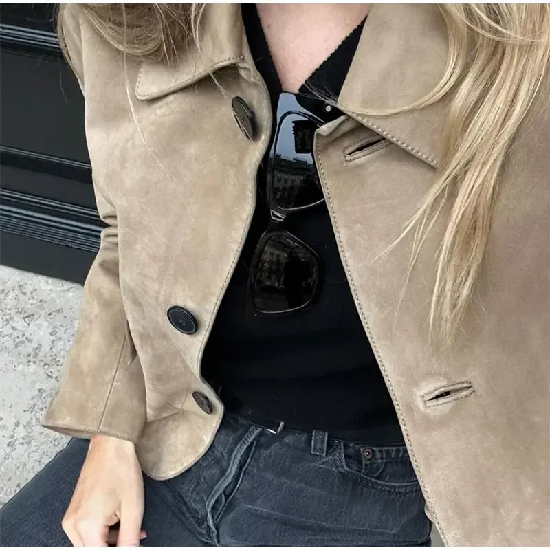 Stylische Damen Kurzjacke in Khaki mit Knopfverschluss, perfekt für legere Eleganz und komfortable Oberbekleidung.