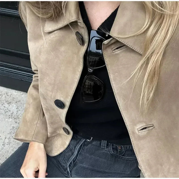 Stylische Damen Kurzjacke in Khaki mit Knopfverschluss, perfekt für legere Eleganz und komfortable Oberbekleidung.