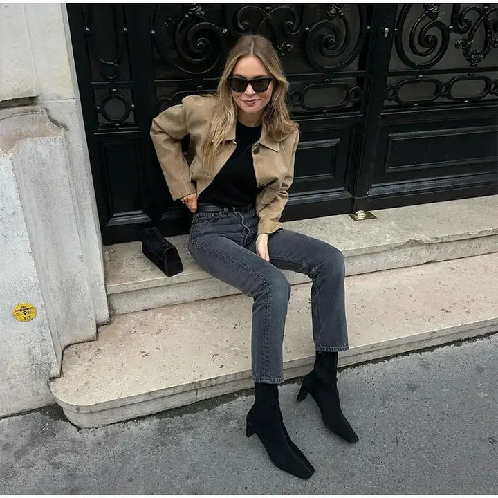 Damen Kurzjacke in Khaki, mit schickem Knopfverschluss, praktischen Vordertaschen und bequemer Passform.