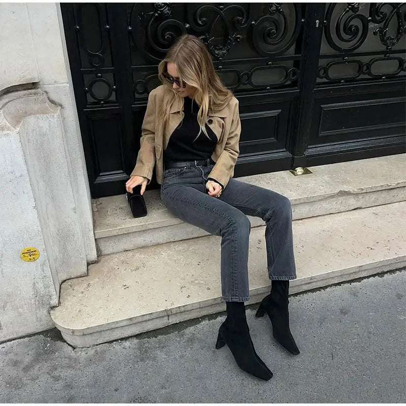 Eleganter Rücken einer khakifarbenen Damen Kurzjacke mit Knopfverschluss, unterstreicht die zeitlose Mode.