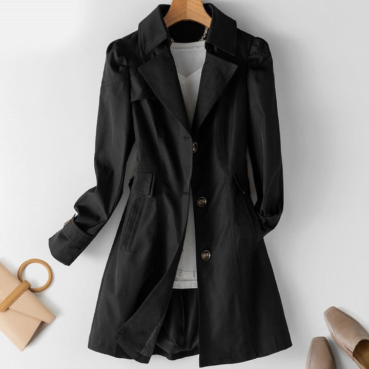 "Khakifarbener Damen Trenchcoat mit Knöpfen, elegant gestaltet für vielseitige Looks, hängt auf einem Kleiderbügel."