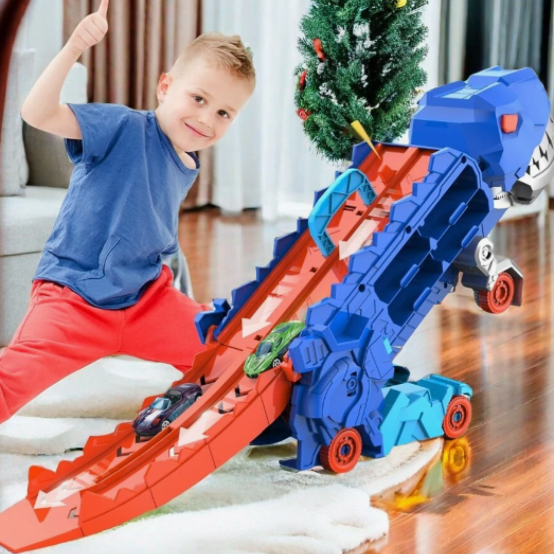 Junge spielt mit blauem Dinosaurier-Spielzeugauto-Rennbahn auf Holzboden.