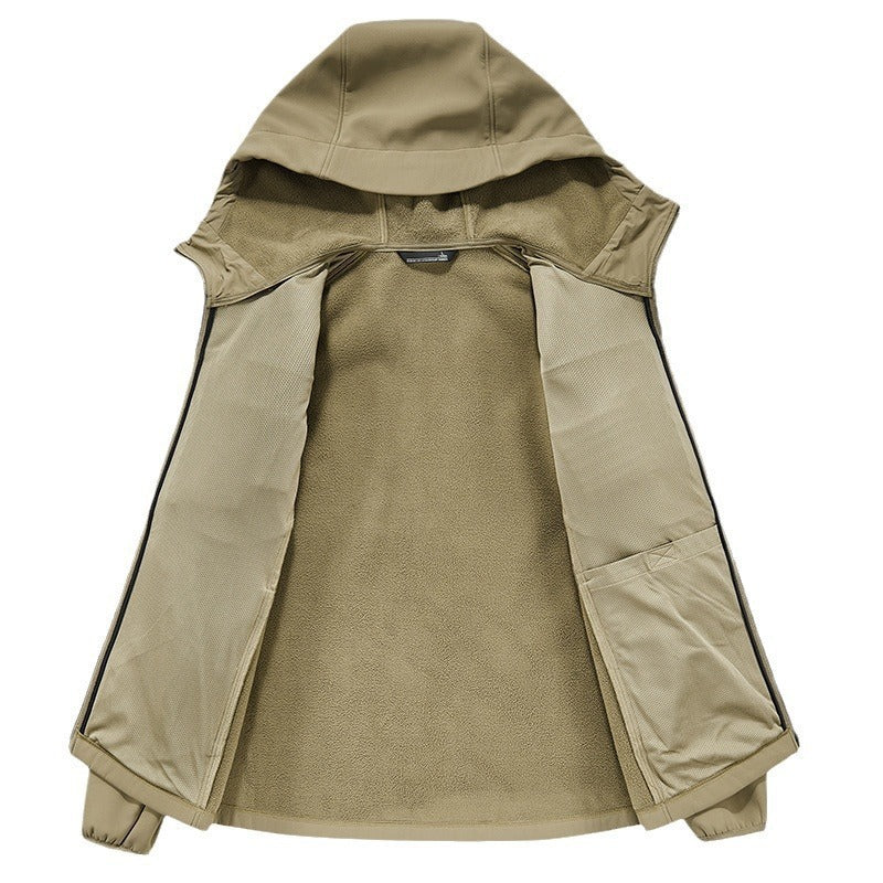 Wasserdichte Outdoorjacke für Herren im Tragebeispiel, winddichte Funktionsjacke bei einer Bergwanderung