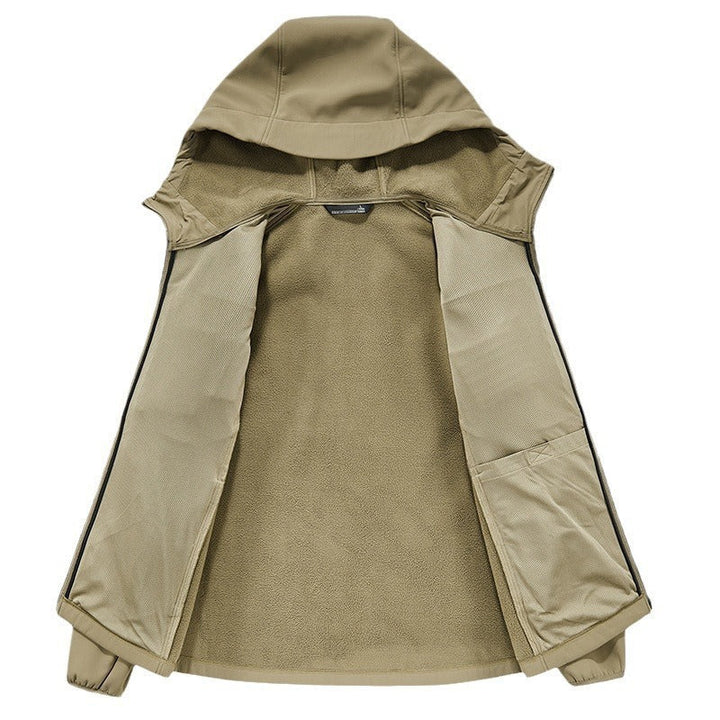 Wasserdichte Outdoorjacke für Herren im Tragebeispiel, winddichte Funktionsjacke bei einer Bergwanderung