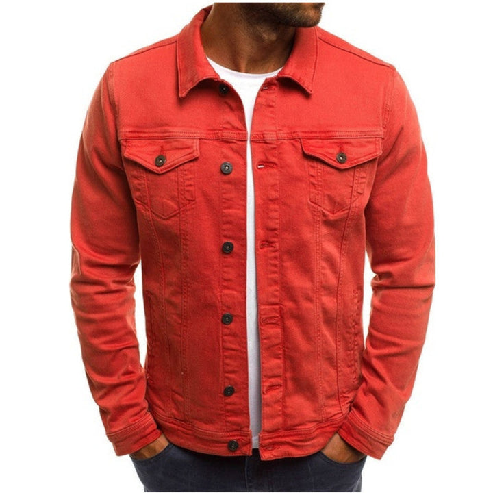 Männer Jeansjacke in klassischem Blau, bequeme Denim Übergangsjacke mit Knopfverschluss für Herbsttage.