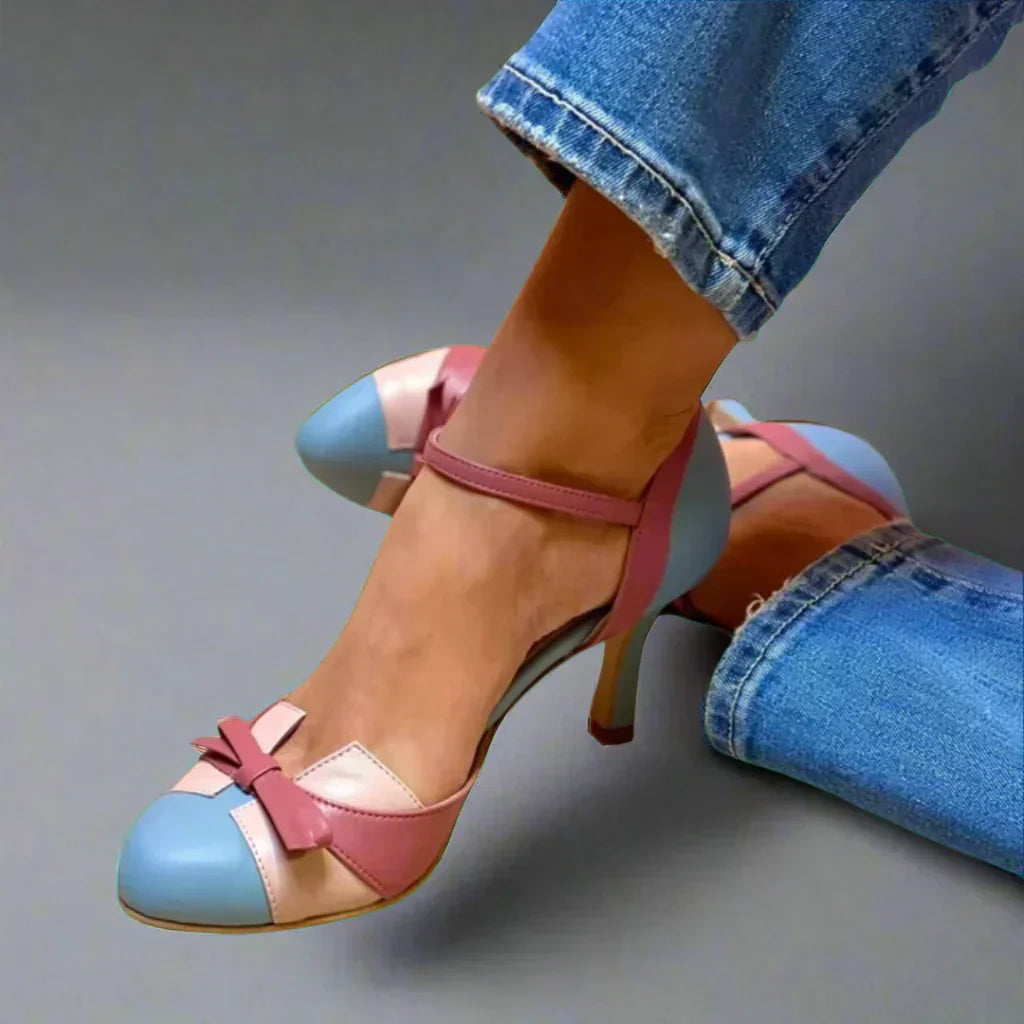 Klassische Damen Pumps mit elegantem Schleifenriemen und mittelhohem Absatz, perfekt für festliche Anlässe.