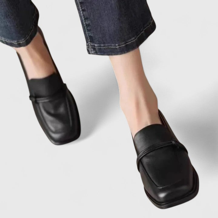 Klassische Damen Slip-On Loafer. Bequeme, flache Sommerschuhe, vielseitig und elegant für jeden Tag.