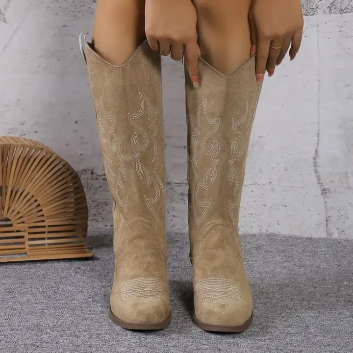 Khakifarbene Damen Stiefel kombiniert mit Jeans. Alltagstauglich, bequem & modisch für Herbsttage.