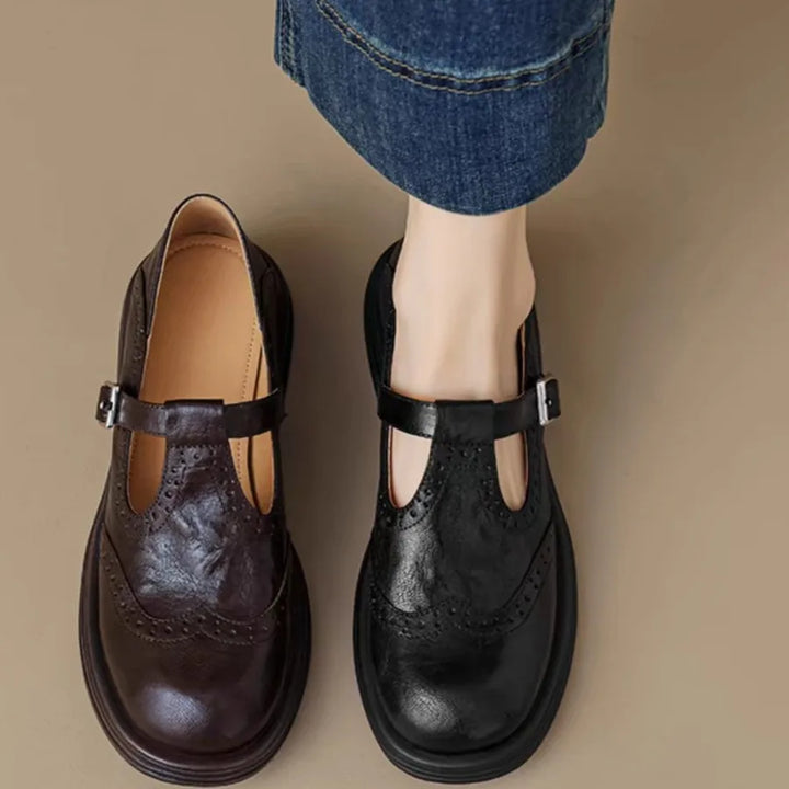 Klassische Damen T-Riemchen Pumps Schwarz, elegant & bequem, ideal für Abendgarderobe.
