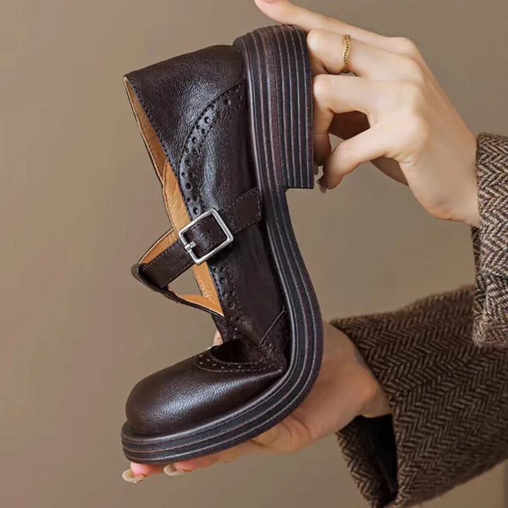 Stilvolle T-Riemchen Pumps Schwarz, zeitlose Eleganz für Damen, vielseitig kombinierbar.