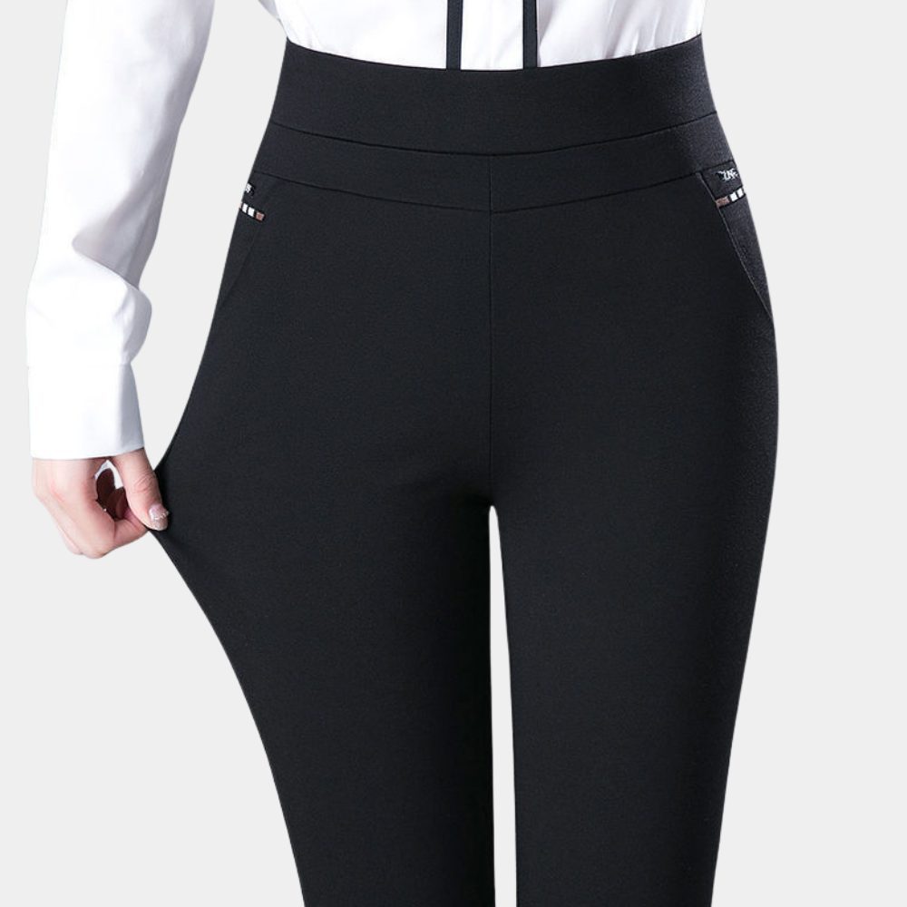 Klassische, elegant gestreifte Damenhose Daniela. Komfortabel und modisch für Business oder Freizeit geeignet.