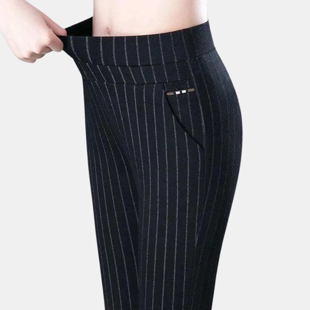 Stilvolle gestreifte Damenhose Daniela. Perfekt als bürotaugliche Businesshose oder bequeme Freizeithose.