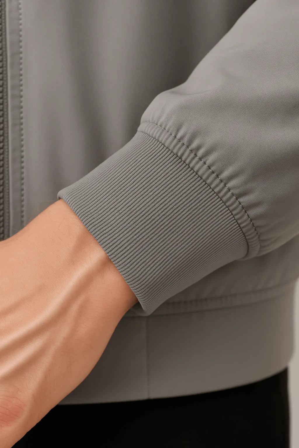 Stilvolle, klassische Herren Bomberjacke in Grau. Vielseitige Alltagsjacke für einen modernen Look in Herrenmode.