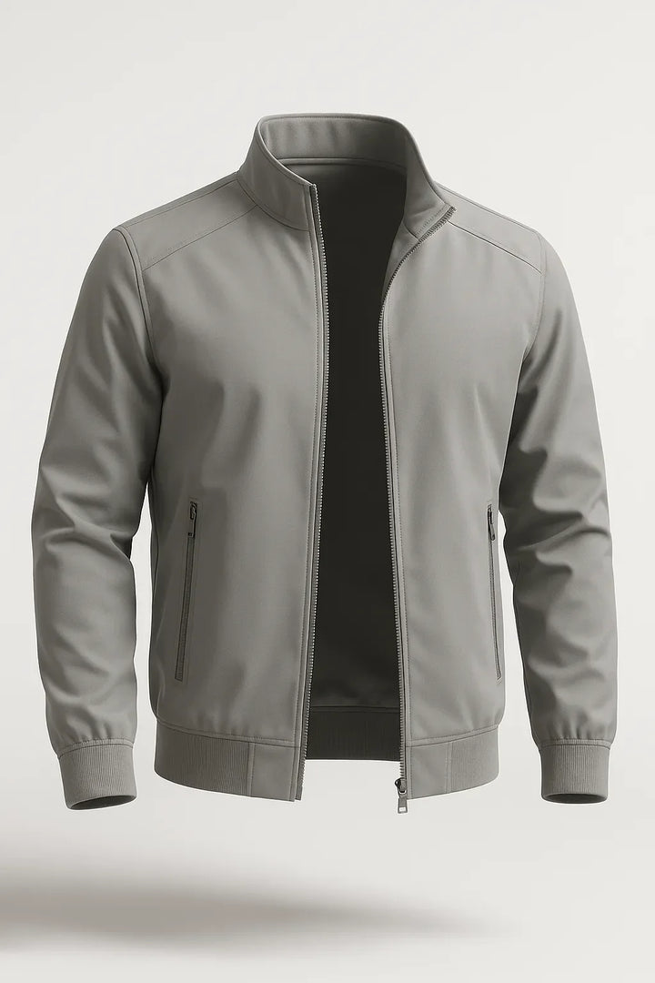 Detailansicht der grauen Herren Bomberjacke. Reißverschluss, Rippbündchen & Stehkragen. Ideal als leichte Übergangsjacke.