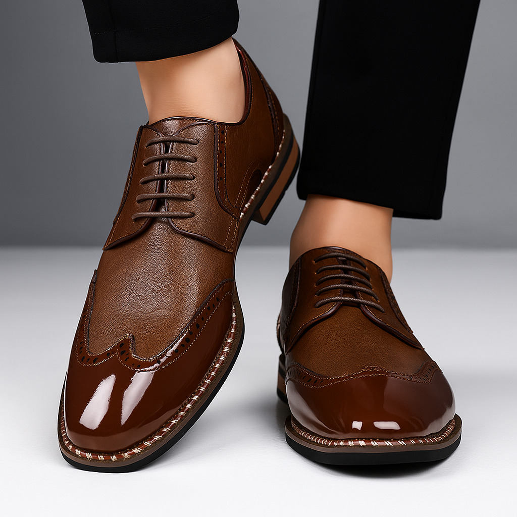 Elegante Herren Wingtip Brogues aus Leder, seitliche Ansicht. Perfekt als Business- oder Hochzeitsschuhe. Klassische Herrenmode.