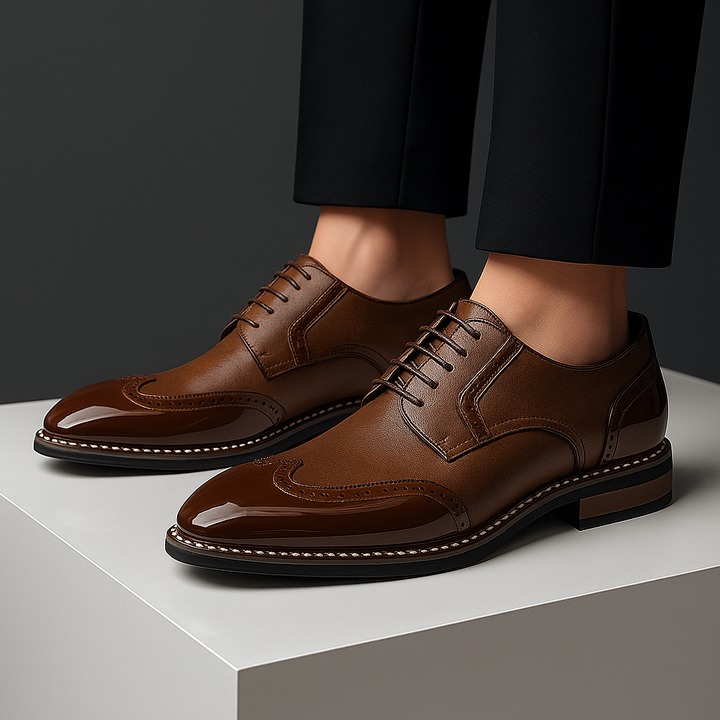 Detailansicht der feinen Brogue-Lochmusterung auf eleganten Herren Wingtip Lederschuhen. Formelle Schuhe, hochwertig.