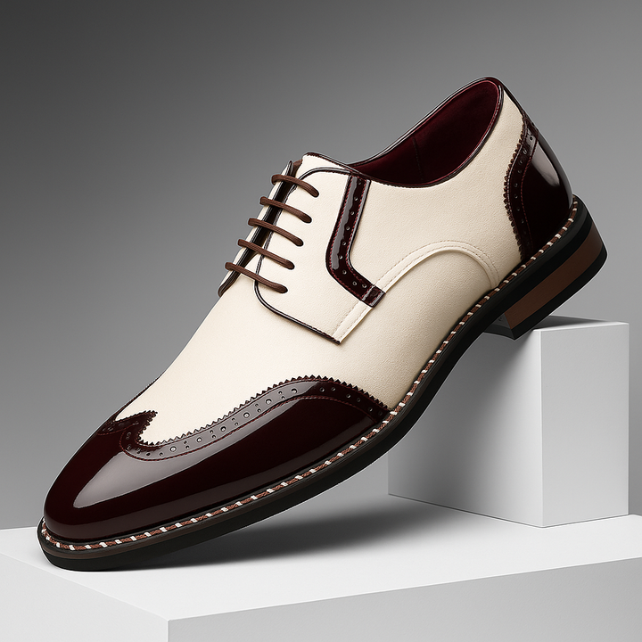 Nahaufnahme der Wingtip-Spitze eleganter Herren Brogue Lederschuhe. Klassisches Design, feine Details, formell.