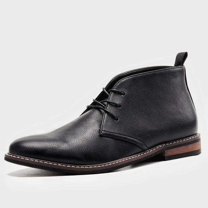 "Klassische Herren-Desert Boots aus Vintage Leder mit robuster Gummisohle und elegantem Design, seitliche Ansicht."