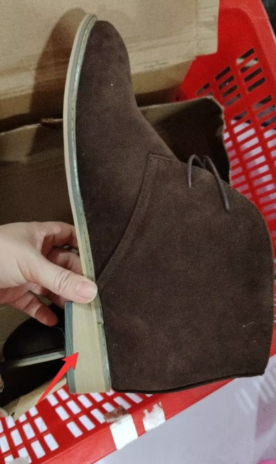 "Klassische Herren-Desert Boots aus Vintage Leder mit robuster Gummisohle und elegantem Design, seitliche Ansicht."
