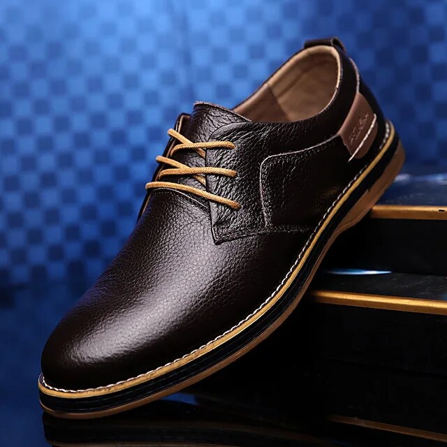 Detailansicht der griffigen Profilsohle dieser klassischen Herren Halbschuhe. Ideal für Herbst & Winter.