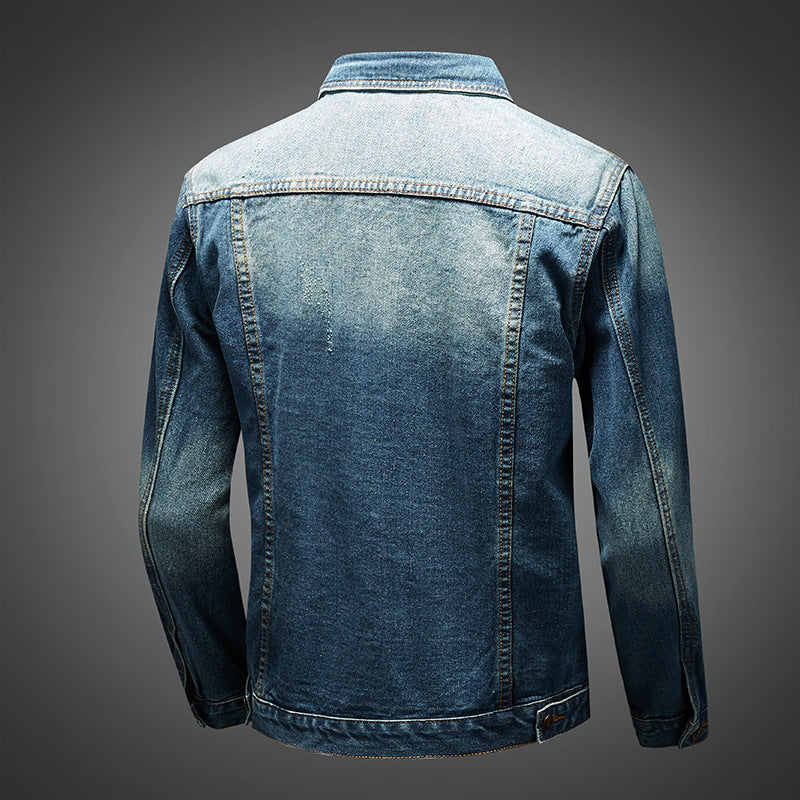 Robuste Herren Denimjacke im klassischen Schnitt, ideal als vielseitige Übergangsjacke für urbane Herbst-Looks und Freizeit.