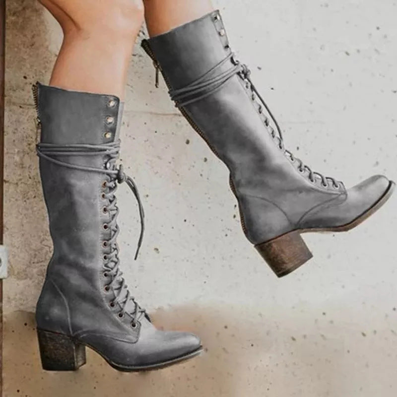 Modische Damen Stiefel knielang mit stabilem Blockabsatz. Bequeme Damenschuhe für vielseitige Herbst-Outfits.