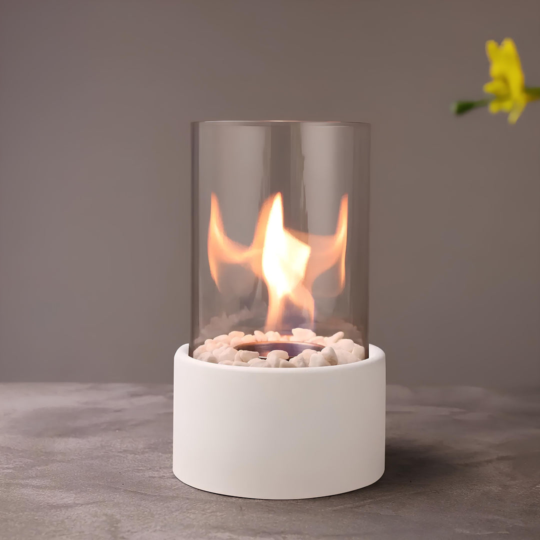"Klassische Öllampe mit Glaszylinder und Metallfuß, zeitloses Design, schafft stilvolle und warme Beleuchtung im Raum."
