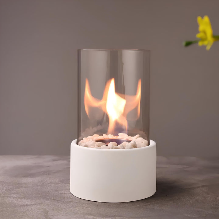 "Klassische Öllampe mit Glaszylinder und Metallfuß, zeitloses Design, schafft stilvolle und warme Beleuchtung im Raum."