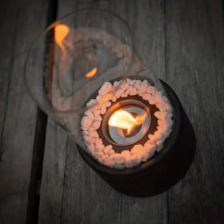 "Klassische Öllampe mit Glaszylinder und Metallfuß, zeitloses Design, schafft stilvolle und warme Beleuchtung im Raum."