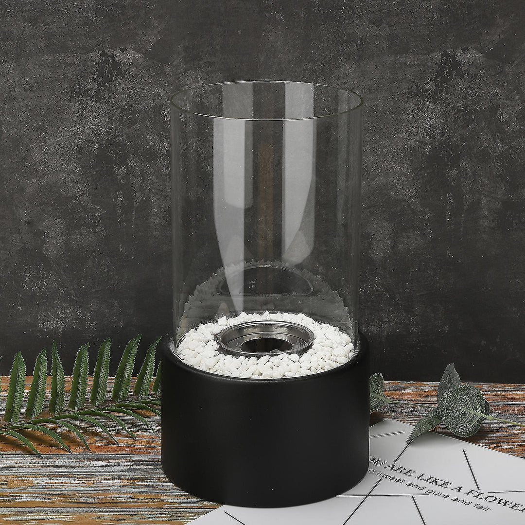 "Klassische Öllampe mit Glaszylinder und Metallfuß, zeitloses Design, schafft stilvolle und warme Beleuchtung im Raum."