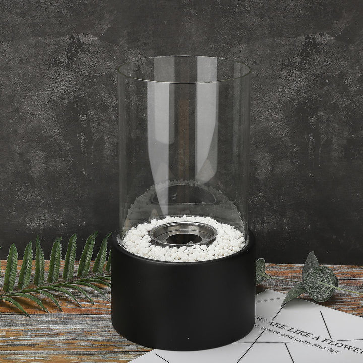 "Klassische Öllampe mit Glaszylinder und Metallfuß, zeitloses Design, schafft stilvolle und warme Beleuchtung im Raum."